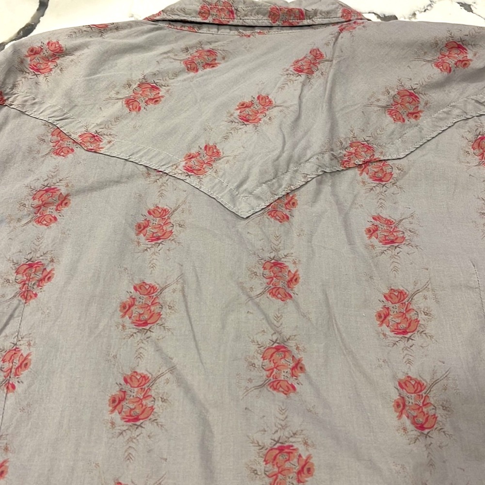 Guess Vintage Western Style Snap Gray with Red/Pink Floral Pattern- Large - Picture 9 of 9